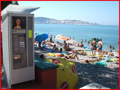 Automat za kafu na plazi